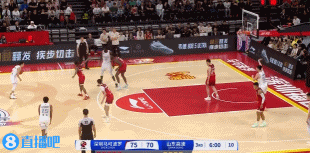 空霸！库马杰连续暴扣得手后勾手也有 连得6分率队反超